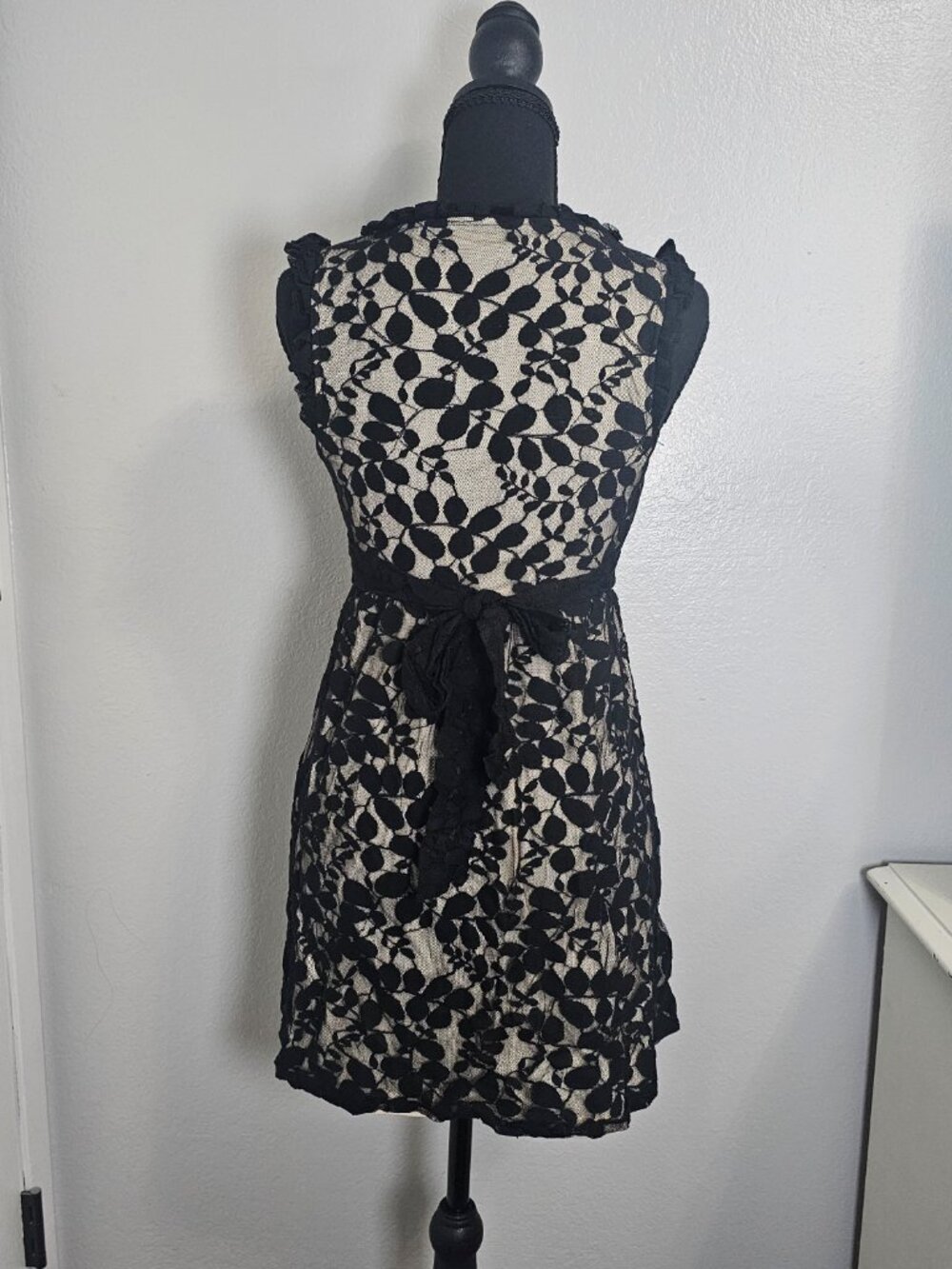 Forever21 Ruffled Sleeveless Black Lace Beige Lining Dress - Size Small - Picture 3 of 6